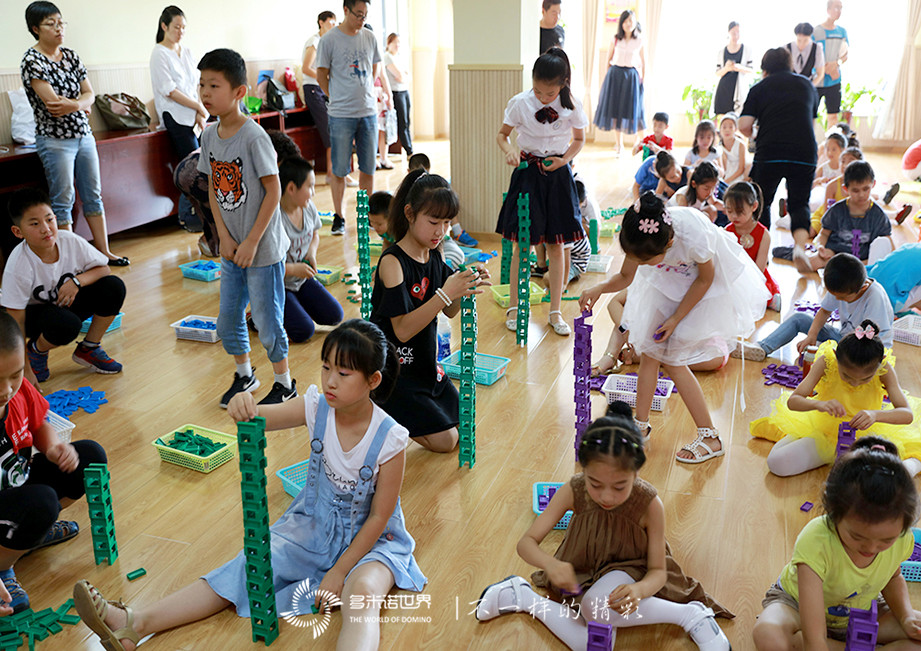 快樂童年、夢想啟航-四季青青少年活動中心多米諾游戲體驗活動