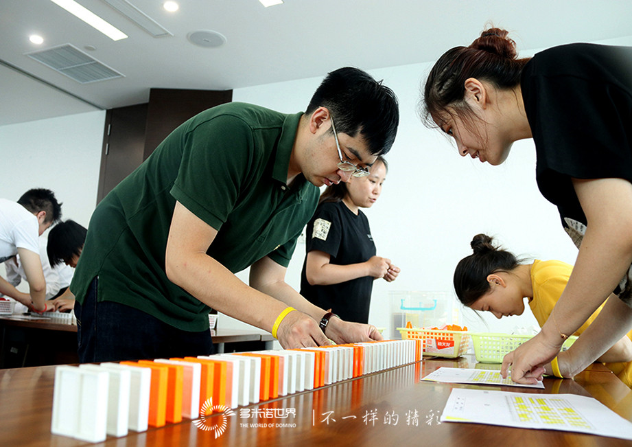 激情挑戰桌上創意多米諾