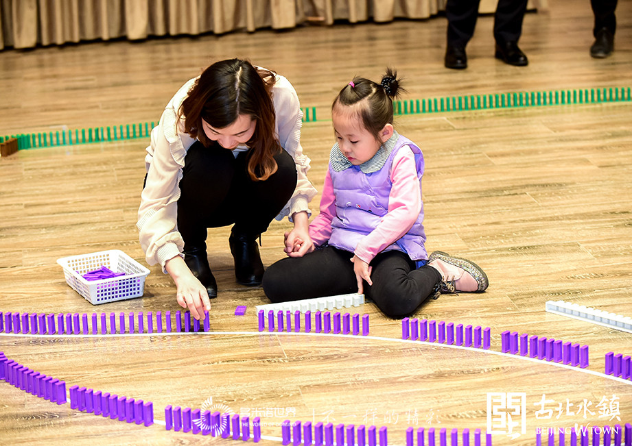 多米諾骨牌搭建 “長城下的星空小鎮(zhèn)”，增彩客戶答謝會