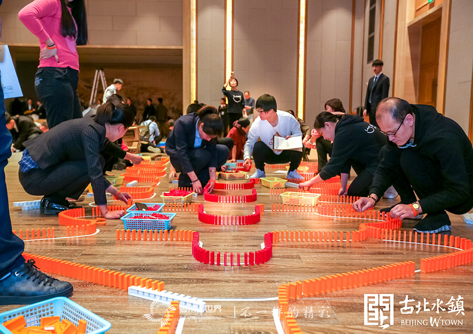 多米諾骨牌搭建 “長城下的星空小鎮(zhèn)”，增彩客戶答謝會