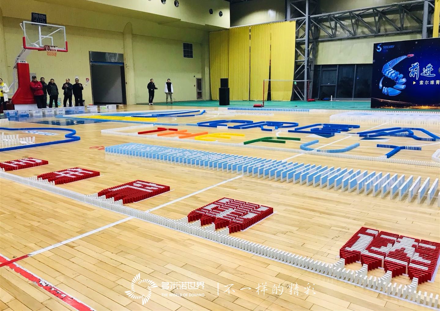 多米諾骨牌團建詮釋企業(yè)精神