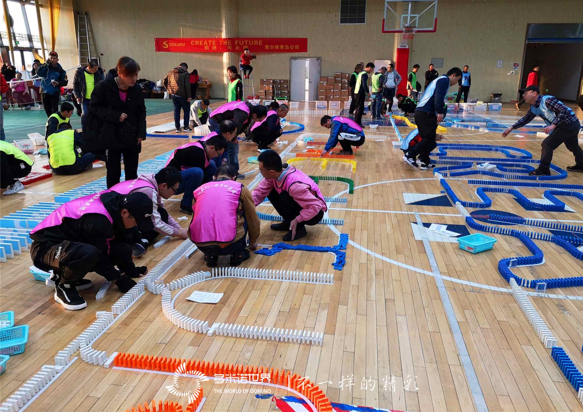 多米諾骨牌團建詮釋企業(yè)精神