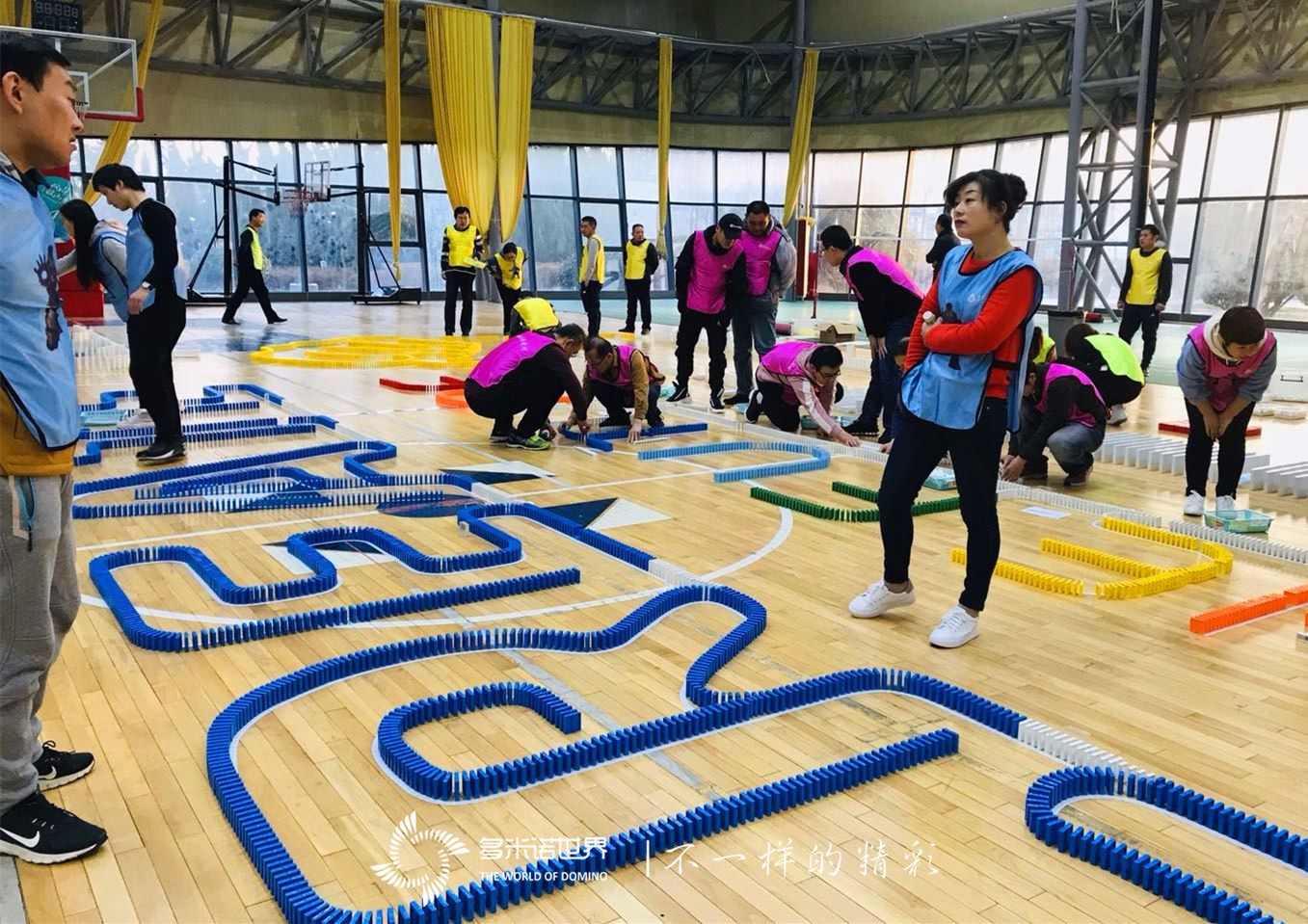 多米諾骨牌團建詮釋企業(yè)精神