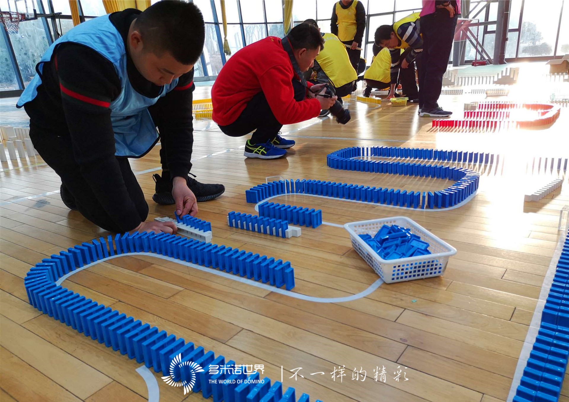 多米諾骨牌團建詮釋企業(yè)精神