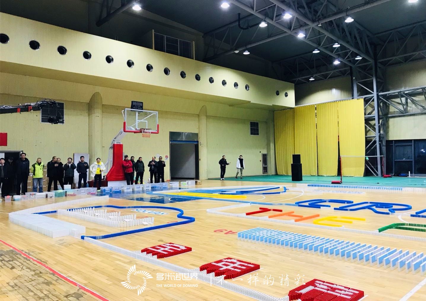 多米諾骨牌團建詮釋企業(yè)精神