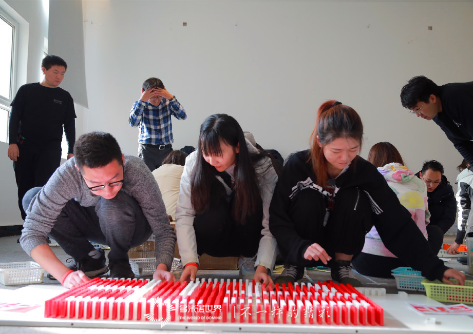 國新基金創意團建，共筑多米諾畫卷